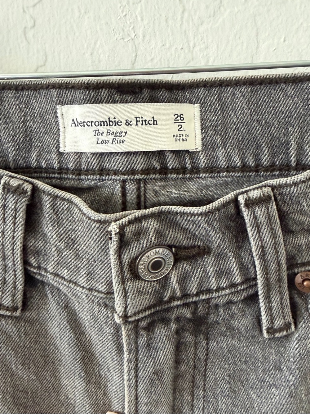 Abercrombie & Fitch The baggy Low Rise Straight-Leg Jeans - Picture 4 of 5
